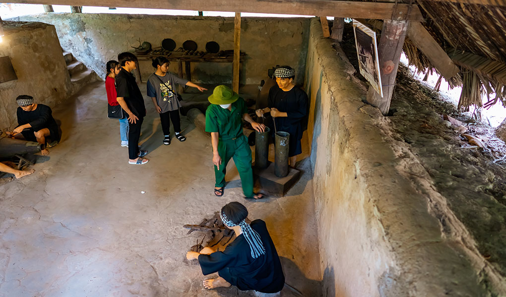 /fm/Files//Day Program/Vietnam/Cu Chi Tunnel/bunker.jpg